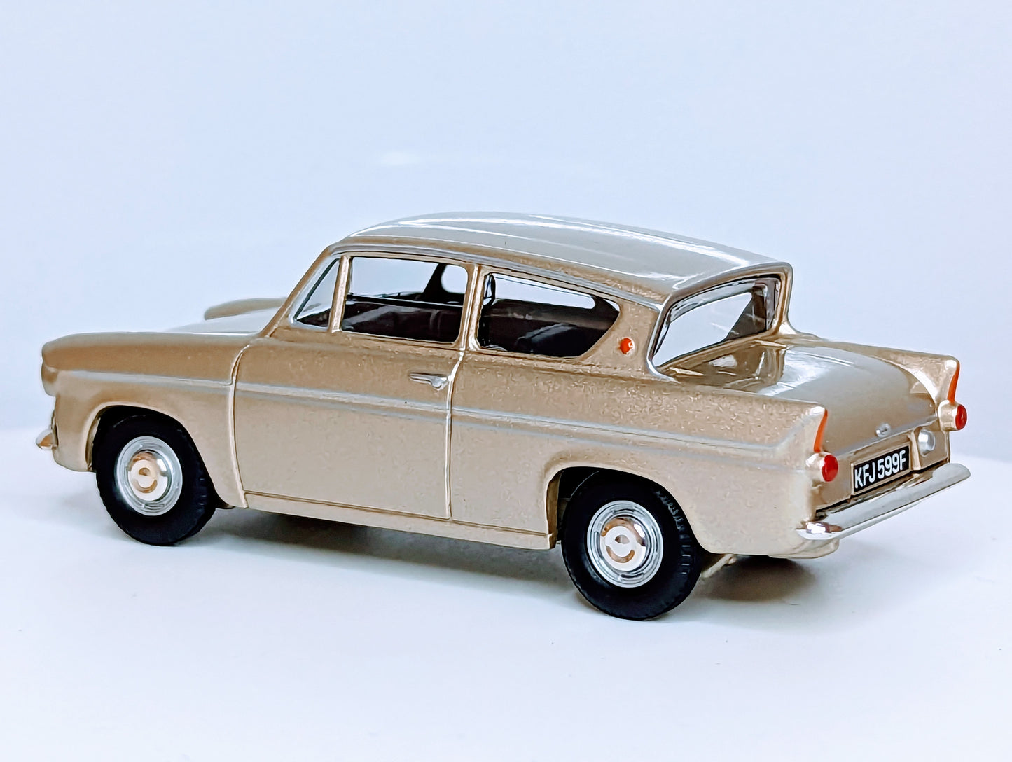 Vanguards 1/43 Diecast Car Scale Model - VA00119 - Ford Anglia Super - Venetian Gold