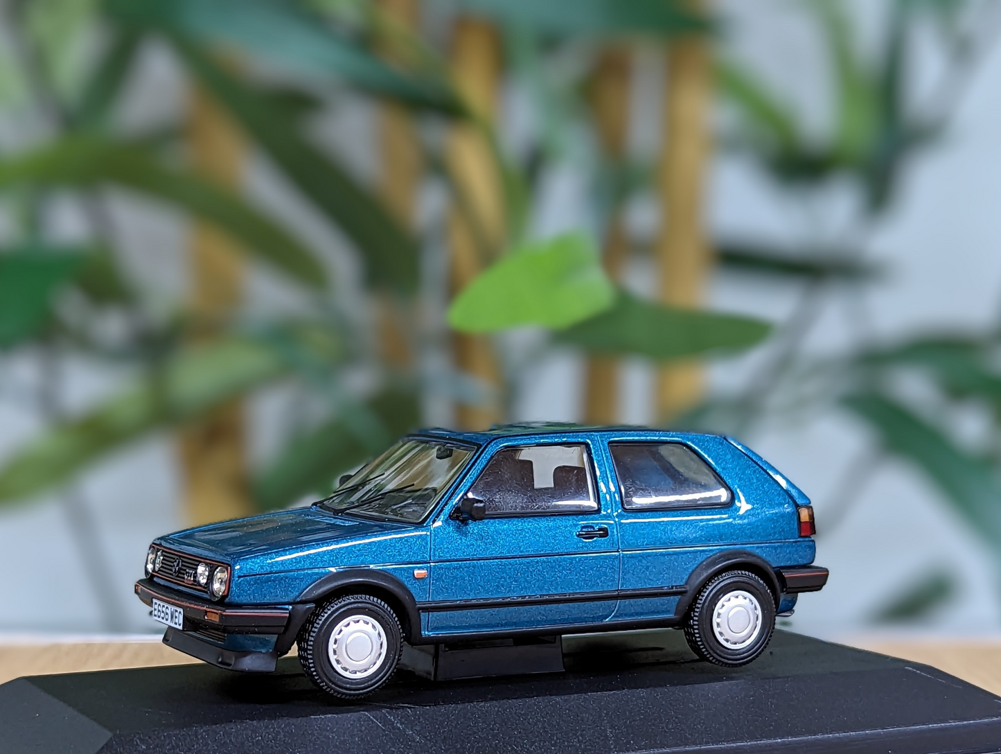 Corgi Vanguards - VA13606 - 1/43 Diecast Car Scale Model - Volkswagen Golf Mk2 GTI 16v - Monza Blue