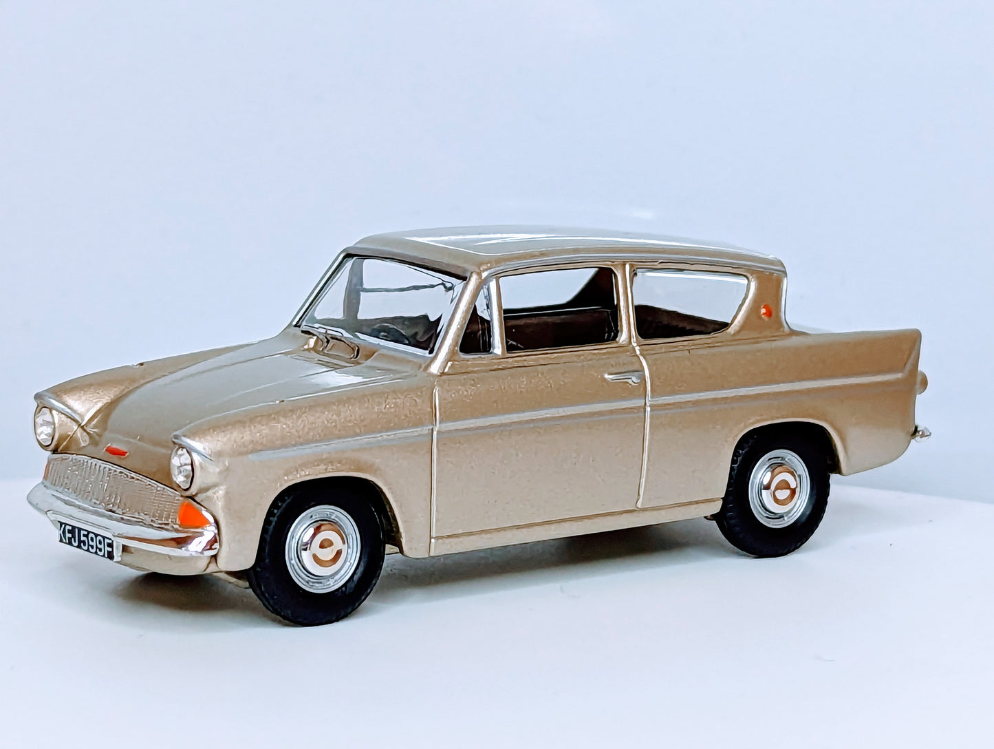 Vanguards 1/43 Diecast Car Scale Model - VA00119 - Ford Anglia Super - Venetian Gold